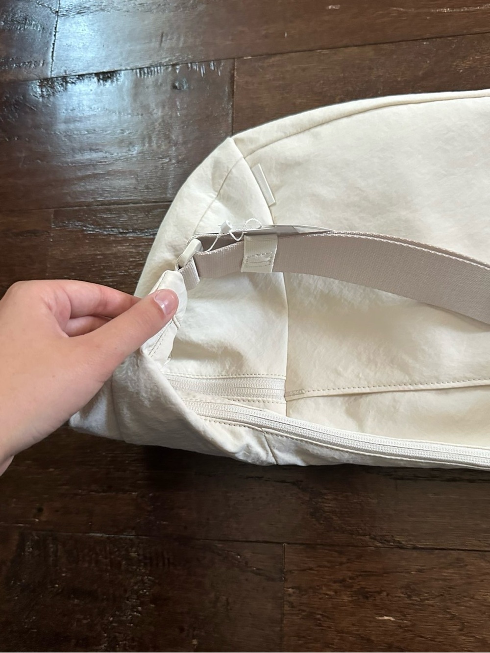 Lululemon Large Slouchy Sling Bag 13L light ivory with silver-NWT - Picture 11 of 16